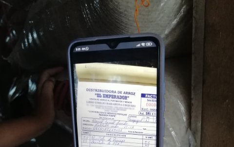 Comerciante. Una comerciante del mercado en Montebello muestra la factura que le dio la piladora donde compró el arroz.