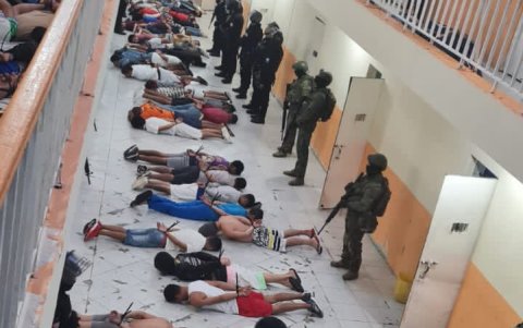 Para el operativo, los reos fueron reubicados en los pasillos de los pabellones para revisar las celdas.