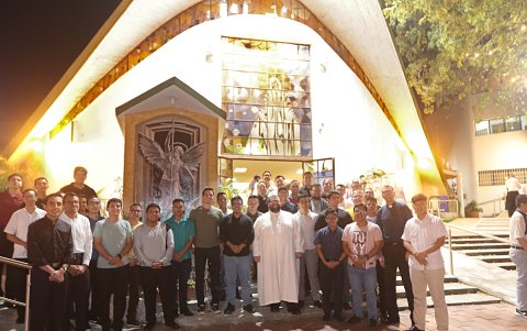 Un grupo de seminaristas en los exteriores del templo.