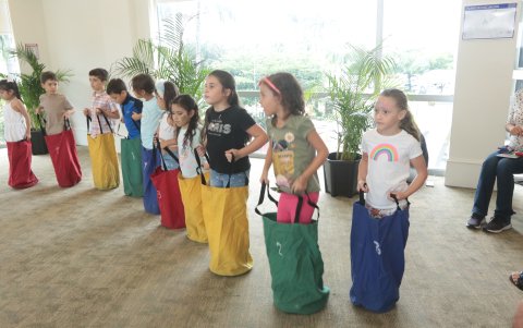 Todos los niños listos para concursar.