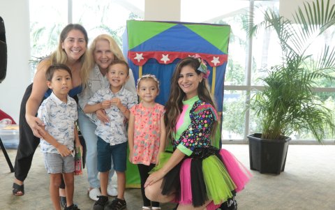 Dahiana Rivadeneira, Verónica Gálvez, Zachary, Vincent y Madeleine Zeller y Solange Andrade.