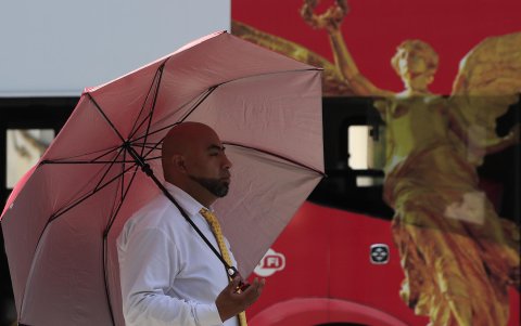 Una hombre se protege del sol con una sombrilla, el 14 de junio de 2023, en la Alameda Central la Ciudad de México (México).