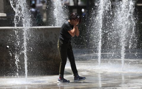 Un hombre se refresca tras la ola de calor