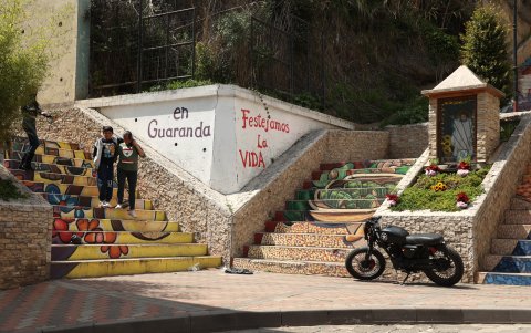 Gradas. Las escalinatas tienen diseños y colores que representan a la gente y sus costumbres.