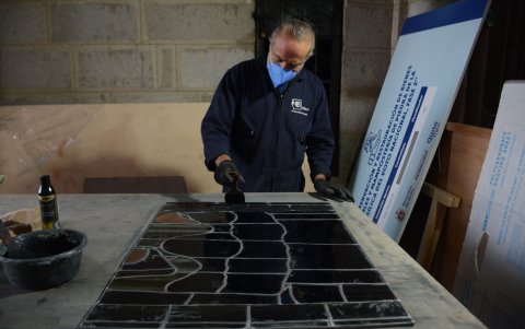 Proceso. Se reemplazan los vidrios rotos y luego se sellan y refuerzan antes de ser reinstalados en su sitio correspondiente.