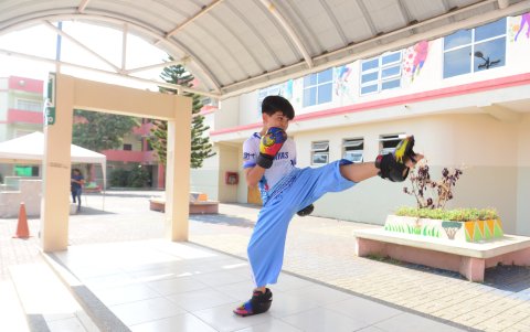 Nicolás Carrera hace una demostración de kickboxing, disciplina deportiva que le ha dado muchas medallas.