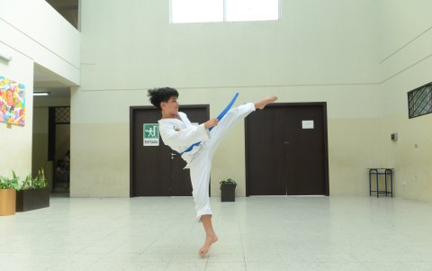 Nicolás Carrera hace una demostración de taekwondo ITF que practica desde los seis años.