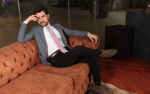 la imagen tiene que ir combinada de una persona elocuente.