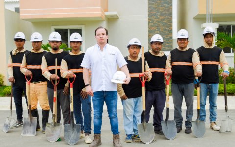 El ingeniero Stefano Ferretti, Vicepresidente de Operaciones de Ambiensa, junto a un grupo de trabajadores
