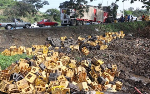Varias jabas cayeron de un vehículo en la vía a Daule este sábado 17 de junio.