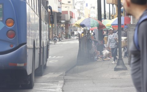 El smog que general las unidades es evidente. Tantos las que integran la Metrovía y el transporte público urbano generan los mismos efectos.