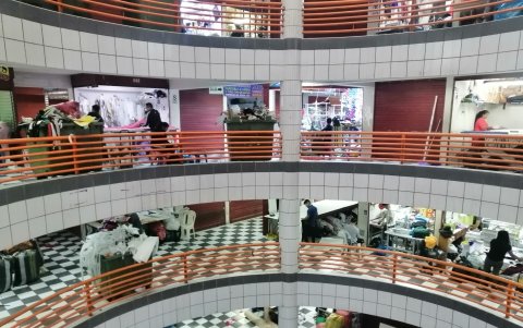 Hay grandes edificios que albergan a los talleres de la confección de ropa.