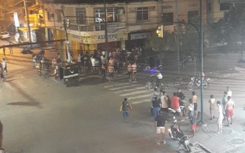 Daño. Los moradores de la zona en donde explosionaron los aretefactos explosivos salieron a las calles debido al fuerte estruendo.