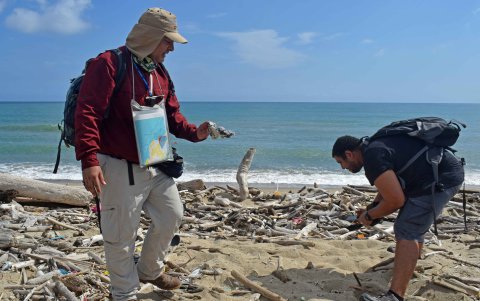Rocas de plástico formadas por toneladas de residuos arrojados al mar que se derriten por el calor y se funden con los sedimentos naturales