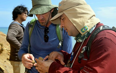 Los investigadores realizan los trabajos