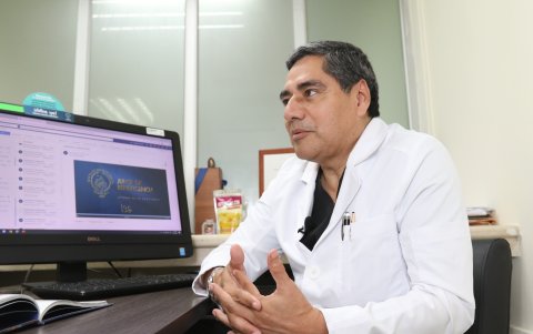 Rol. Al ginecobstetra Eduardo Bauer le apasiona su trabajo. Su mayor recompensa es la confianza y el agradecimiento de las madres que atiende.