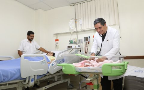 La tarde del jueves 15, Bauer atendía a neonatos.