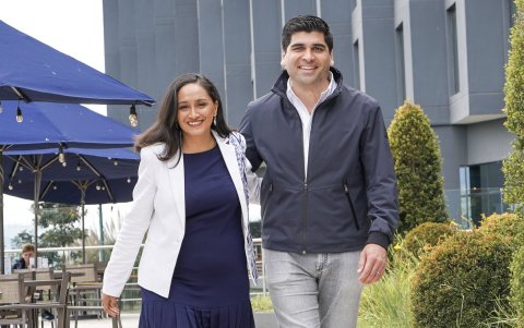 Para analistas la cercanía de la compañera de fórmula de Sonnenholzner con el correísmo podría causarle contratiempos en campaña.