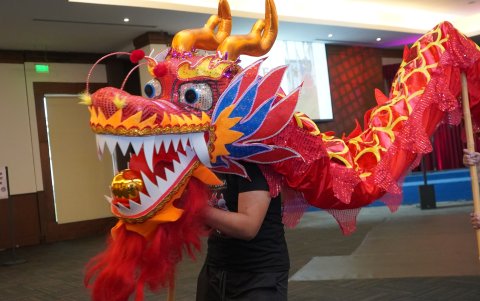 La cultura china se vio reflejada con esta danza del dragón.