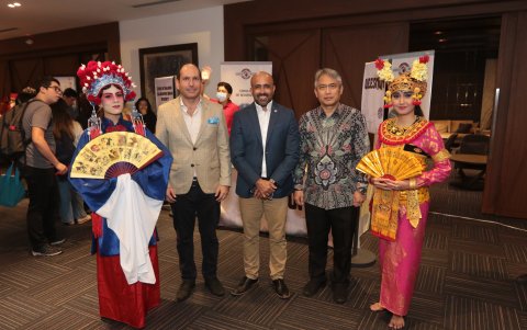 Michelle Pereira, Eliseo Mosconi, Isidro Sierra, Agung Kurniadi y Tri Novita Sari.