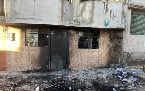 Escombros. Los restos del incendio y desmanes ocurridos la noche del domingo en el Comité del Pueblo se evidenciaron este lunes.