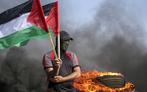 Un palestino se manifiesta contra la incursión israelí que tuvo lugar en Jenin, cerca de la frontera entre Israel y el este de la Franja de Gaza, el 19 de junio de 2023.