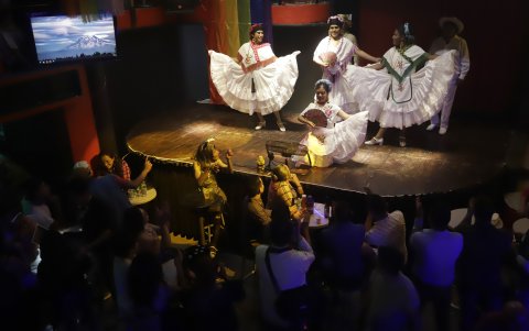 El ballet está integrado por personas de distinta orientación sexual, pero no discriminan a los heterosexuales, indicó el director.