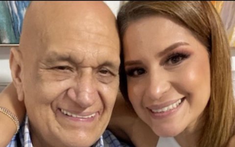 Liz Valarezo con su progenitor.