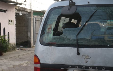 En el sitio de la balacera, un  vehículo y en varias casas quedaron los orificios de las balas de fusil.