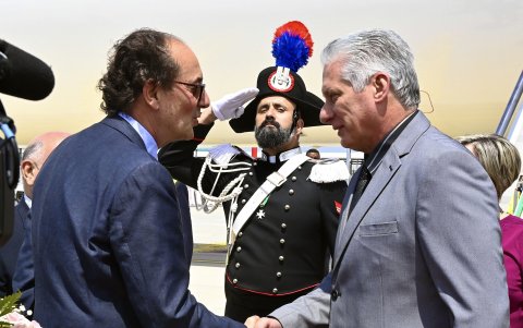 El mandatario cubano Miguel Díaz-Canel (der) al saludar al ministro plenipotenciario de la Cancillería italiana, Uberto Vanni (izq.),