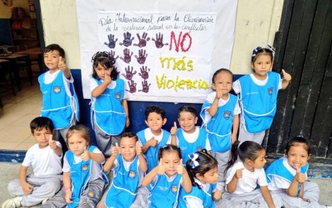 Los niños plasmaron en carteles sus manitos pintadas como una forma de pedir que se detenga la violencia.