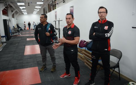 Las halteristas trabajan en la Universidad San Francisco bajo la mirada de los entrenadores Walter (i) y José Llerena (c).