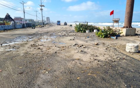 Las vías de algunas ciudadelas de Salinas permanecen en estado deplorable.