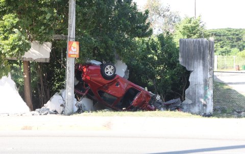 En la imagen, el vehículo que arrolló a tres miembros de una misma familia el pasado 18 de junio en vía a la costa.