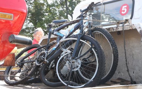 Esas son las bicicletas en las que se movilizarían para dar su habitual paseo de domingo el adulto mayor y sus nietos atropellados.