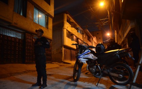 La vigilancia por la noche en el Comité del Pueblo se extendió hasta la calle Francisco de la Torre.