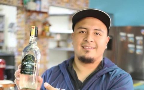 Empresario.- Estalin Lara, creador de la versión del licor Caldo de Gallina, que ganó el tercer lugar en concurso en Estados Unidos.