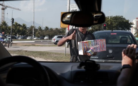Un niño vende dulces en un semáforo el 7 de junio de 2023, en Rio de Janeiro (Brasil).