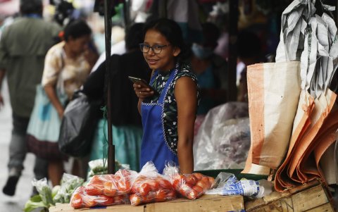 Una menor de edad vende vegetales a las afueras del Mercado Central, el 7 de junio de 2023 en San Salvador (El Salvador).