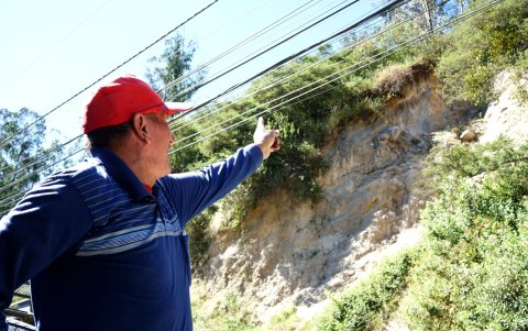 Cerca. La montaña del otro costado de la vía también tiene desperfectos y las piedras amenazan la vivienda de un morador.