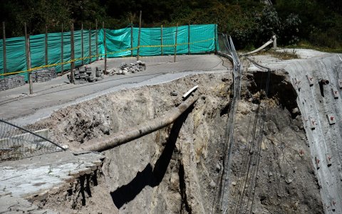 Trabajos. Donde se fue la vía todavía no hay quién intervenga.