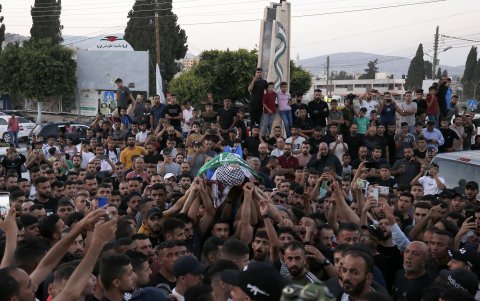 Palestinos trasladan el cuerpo de Khalid Sabah, uno de los dos palestinos que perpetraron un ataque este 20 de junio de 2203 cerca del asentamiento israelí de Eli.