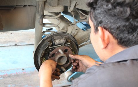 Por su seguridad, la revisión técnica del sistema de frenos de su vehículo debe realizarse cada 20.000 km o anualmente.