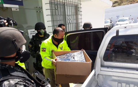 En junio de 2021, la Fiscalía realizó un operativo y detuvo a seis funcionarios del Hospital Básico de Durán, por presunta delincuencia organizada para la irregular adjudicación de contratos.