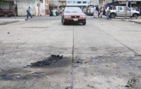 En media calle quedó el rastro de la moto quemada.ÁLEX LIMA