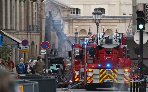 Los bomberos trabajan para poder sofocar las llamas.