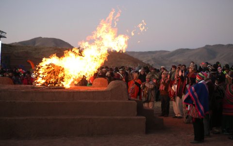 Líderes y chamanes aymaras esperan hoy la salida del sol durante la celebración del año nuevo andino amazónico chaqueño 5531, en la ciudadela prehispánica de Tiahuanaco (Bolivia).