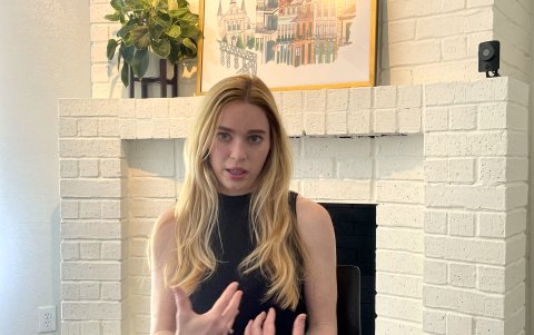 Taylor Edwards habla con EFE durante una entrevista el 18 de junio de 2023, en su casa, a las afueras de Austin, capital de Texas.