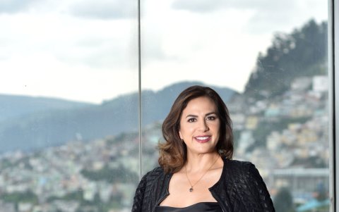 Para ella, la mejor manera de desconectarse en su ajetreada actividad periodística, es tomar una buena copa de vino y en otras ocasiones, un chocolate para el alma.