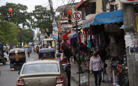 Desde el Mall del Sur hasta la calle Tulcán, los negocios se han tomado hasta las veredas, incluso de las viviendas, convirtiéndolas en un laberinto.